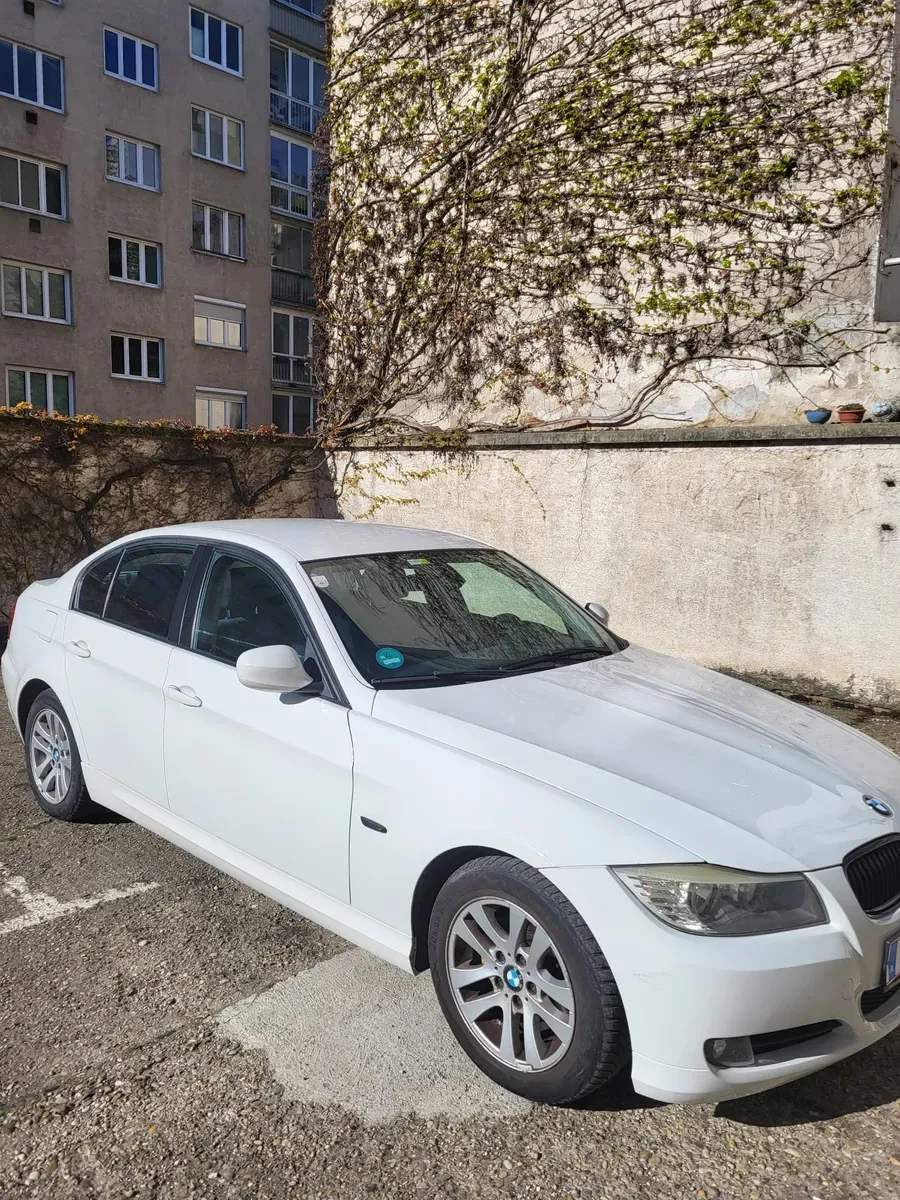 BMW 3 Series 2010 photo 2