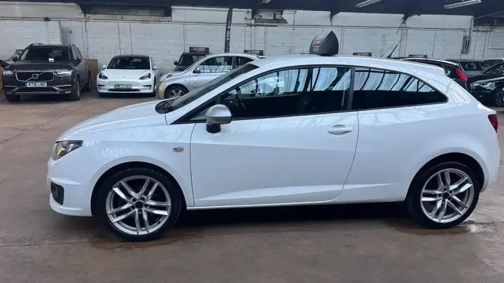 Seat Ibiza 2011 photo 2