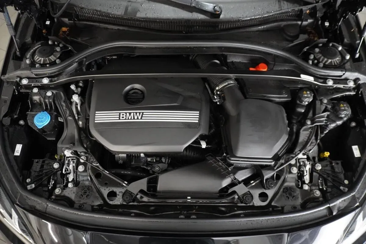 BMW 1 Series 2025 photo 2