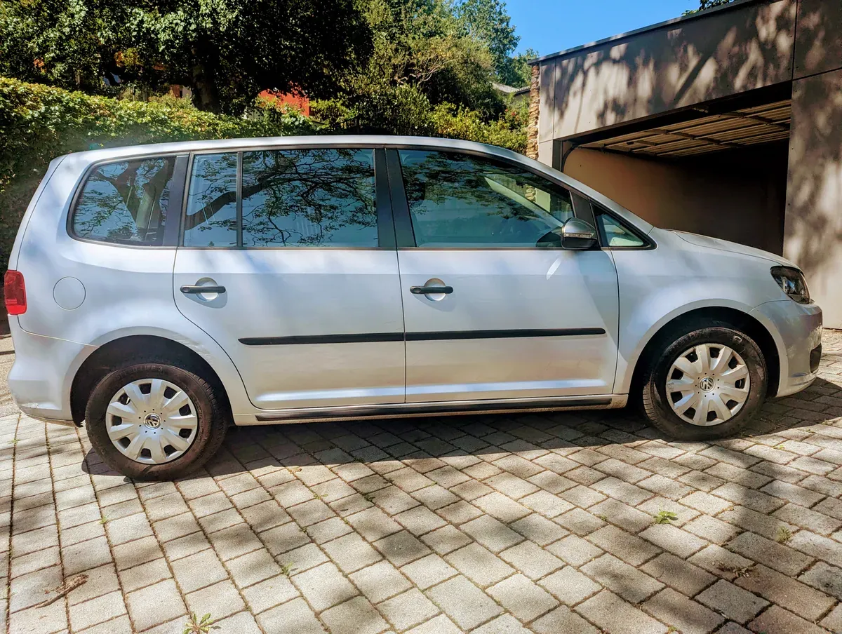 Volkswagen Touran 2013 photo 2