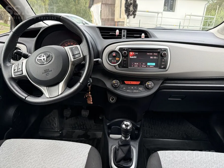 Toyota Yaris 2012 photo 3