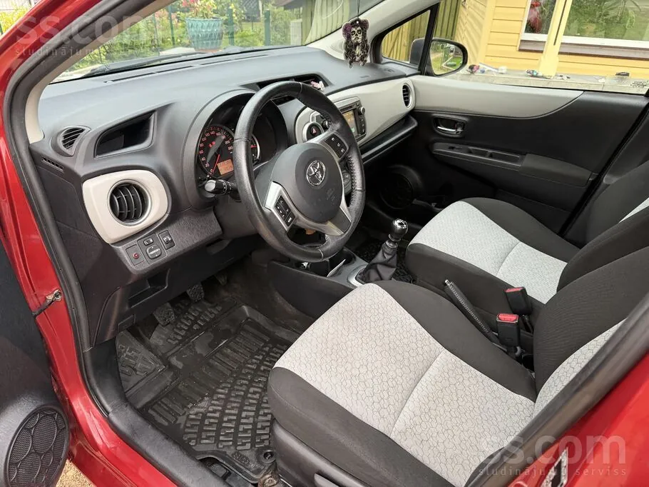 Toyota Yaris 2012 photo 2