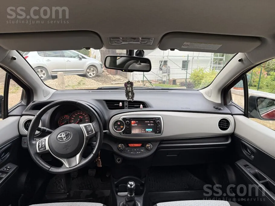 Toyota Yaris 2012 photo 4