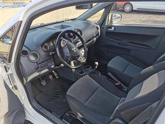 Mitsubishi Colt 2010 photo 2