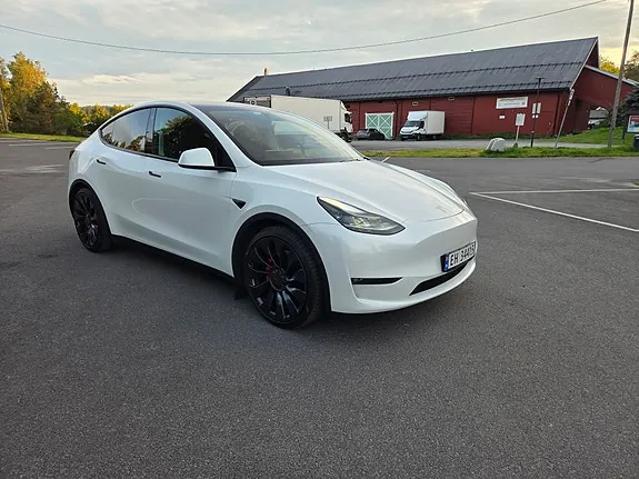 Tesla Model Y 2023 photo 2