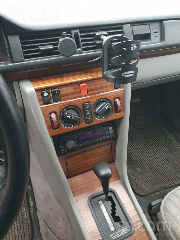 Mercedes-Benz 300 1991 photo 4