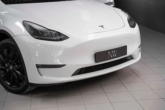 Tesla Model Y 2023 photo 2