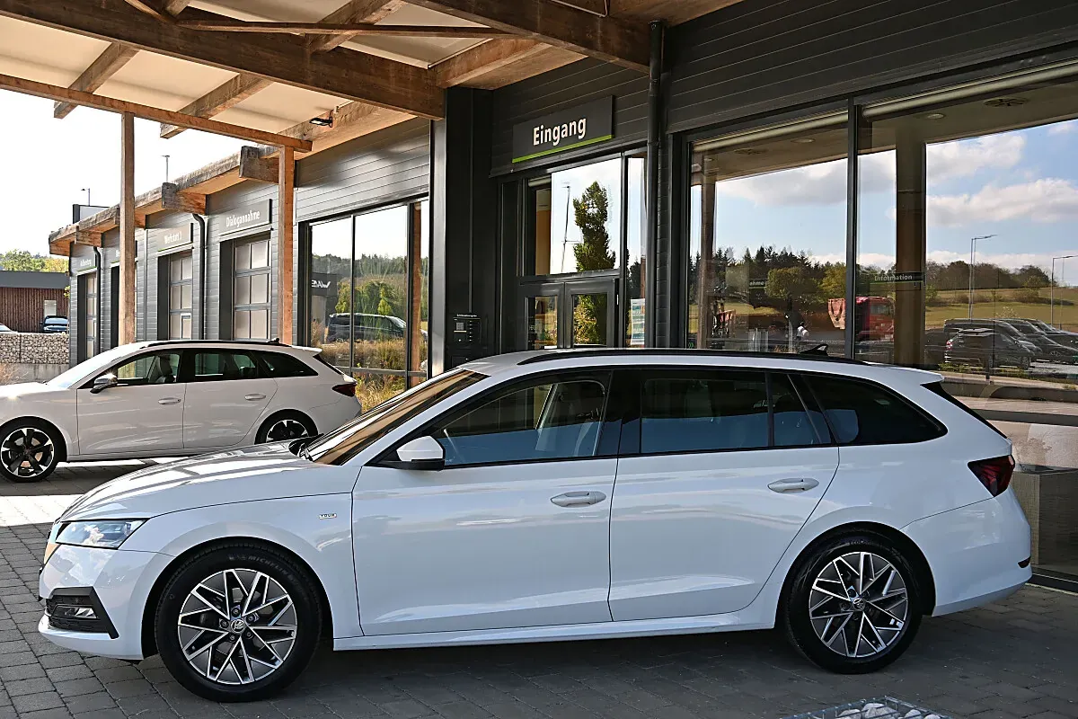 Skoda Octavia 2023 photo 2