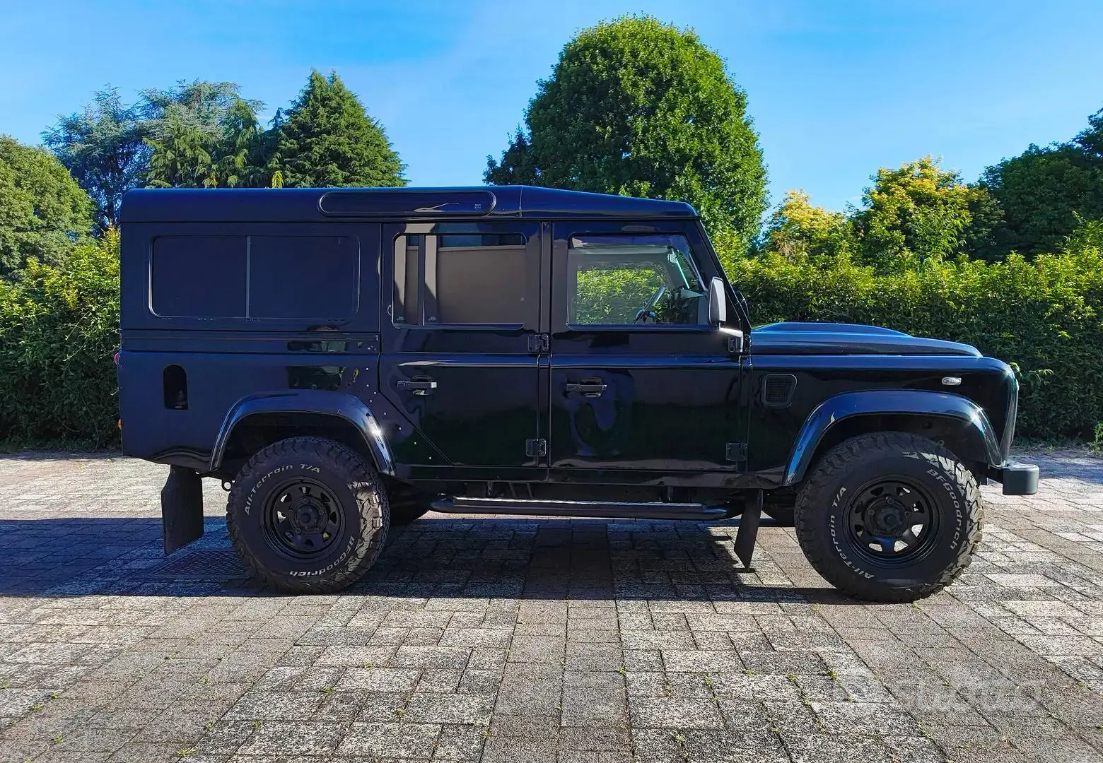 Land Rover Defender 2010 photo 2