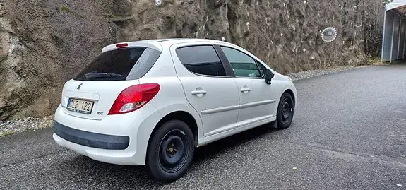 Peugeot 207 2011 photo 3