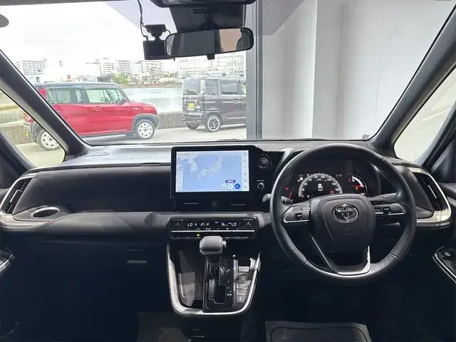 Toyota Voxy photo 2