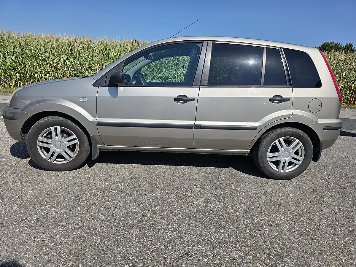 Ford Fusion 2004 photo 3