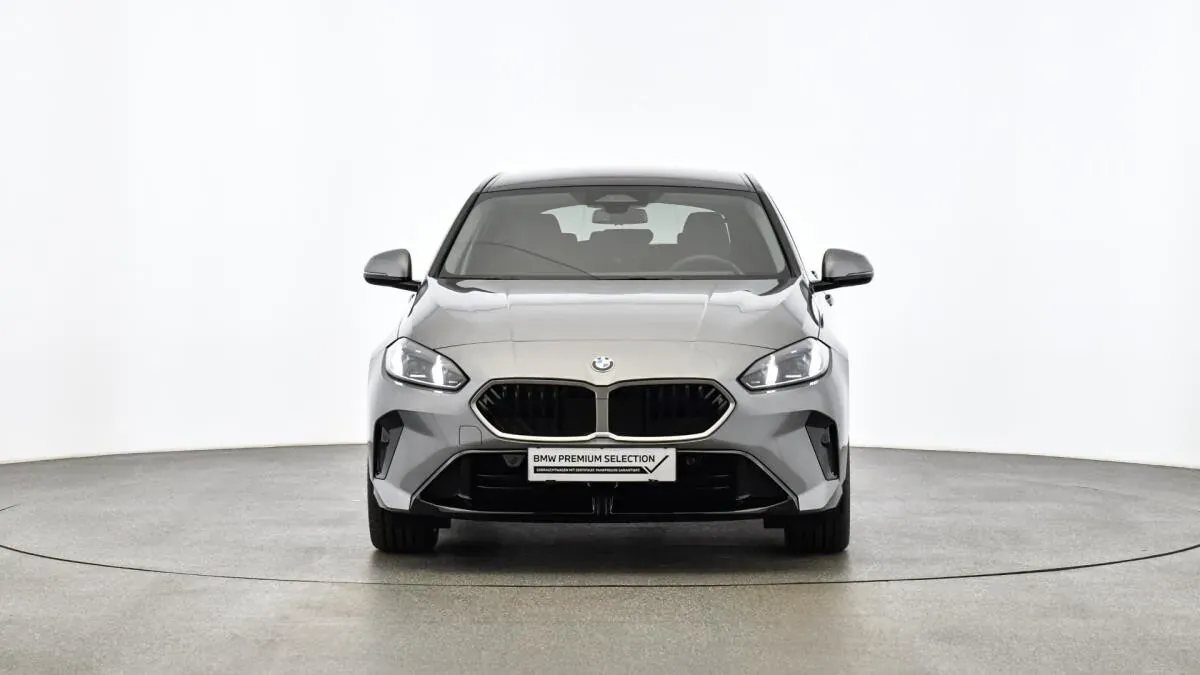 BMW 1 Series 2025 photo 2