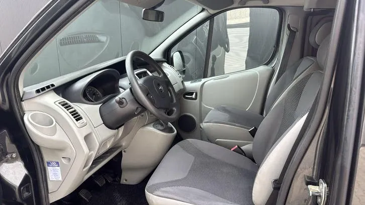 Opel Vivaro 2011 photo 2