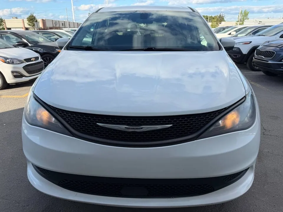 Chrysler Grand Caravan 2021 photo 2