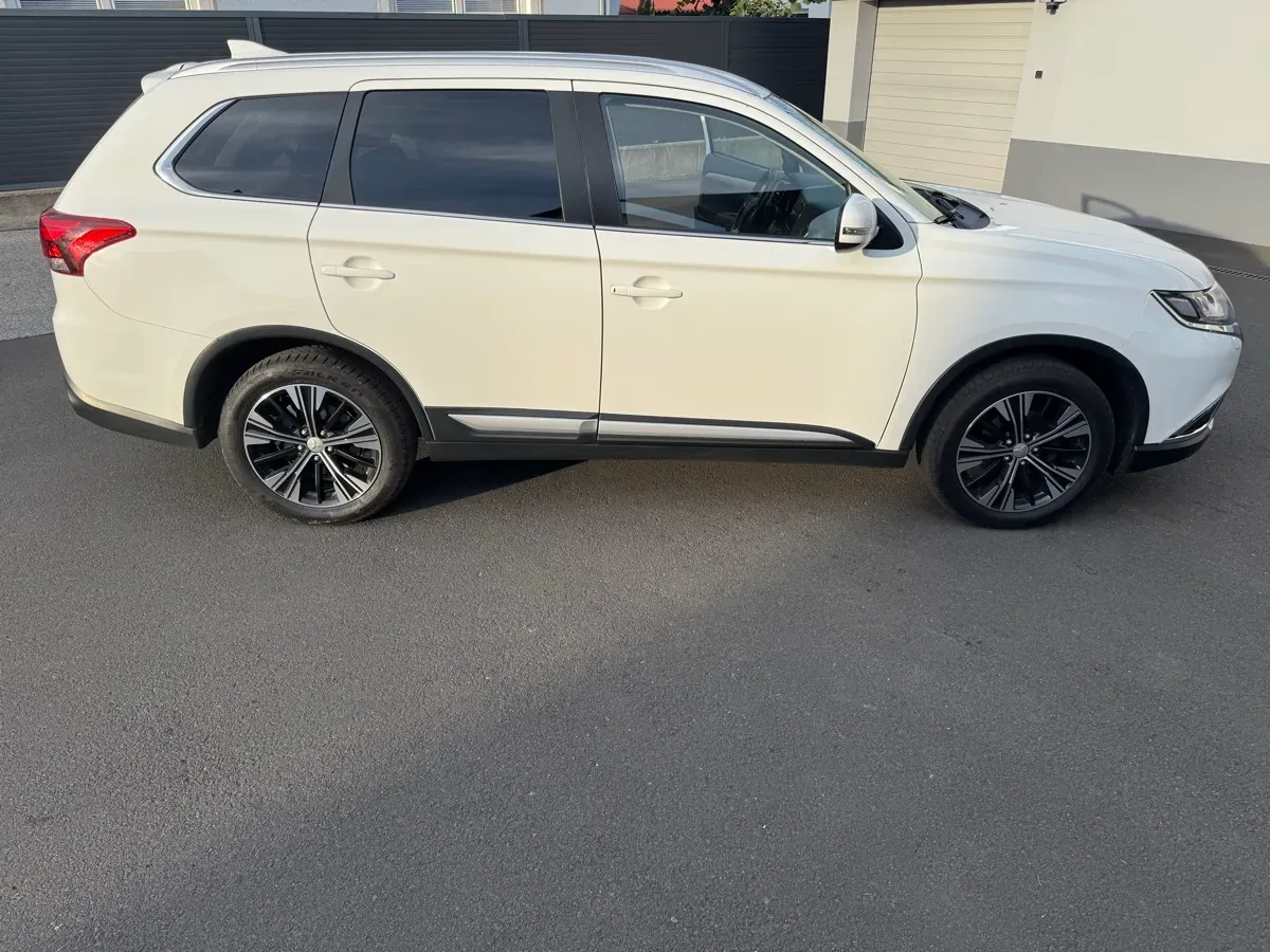 Mitsubishi Outlander 2018 photo 2