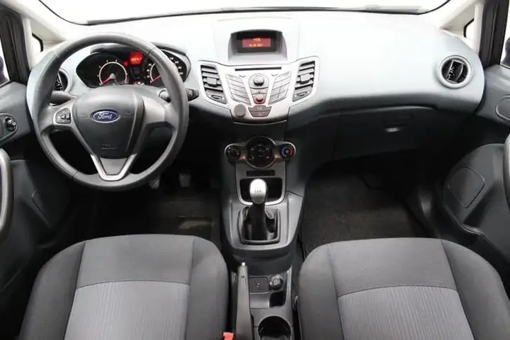 Ford Fiesta 2010 photo 2