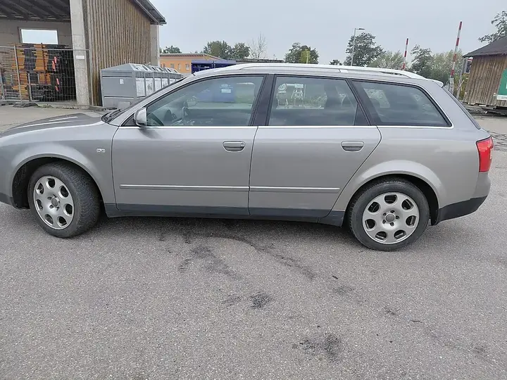 Audi A4 Avant 2004 photo 2