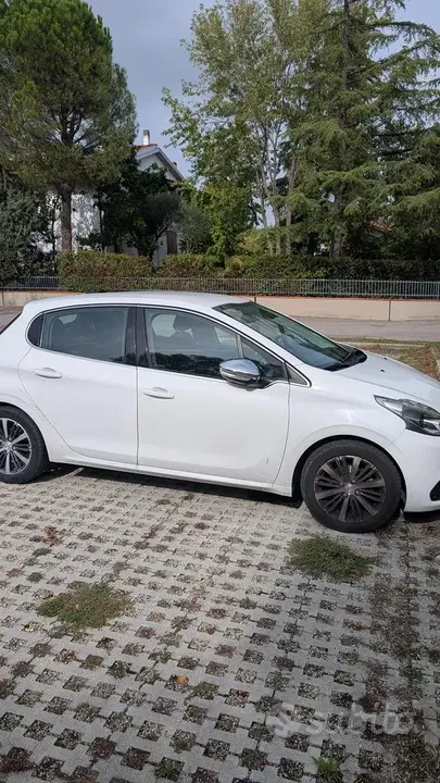 Peugeot 208 2017 photo 3