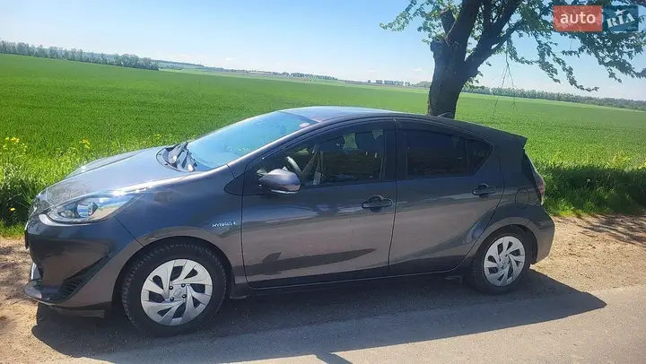 Toyota Aqua 2019 photo 2