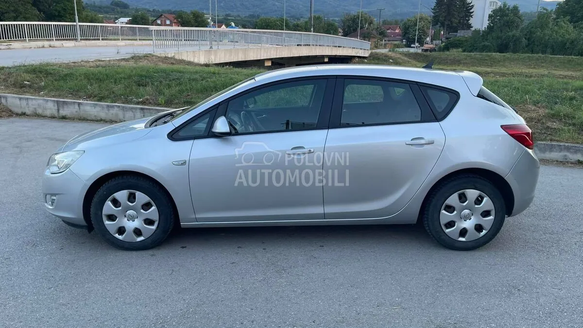 Opel Astra J 2010 photo 2