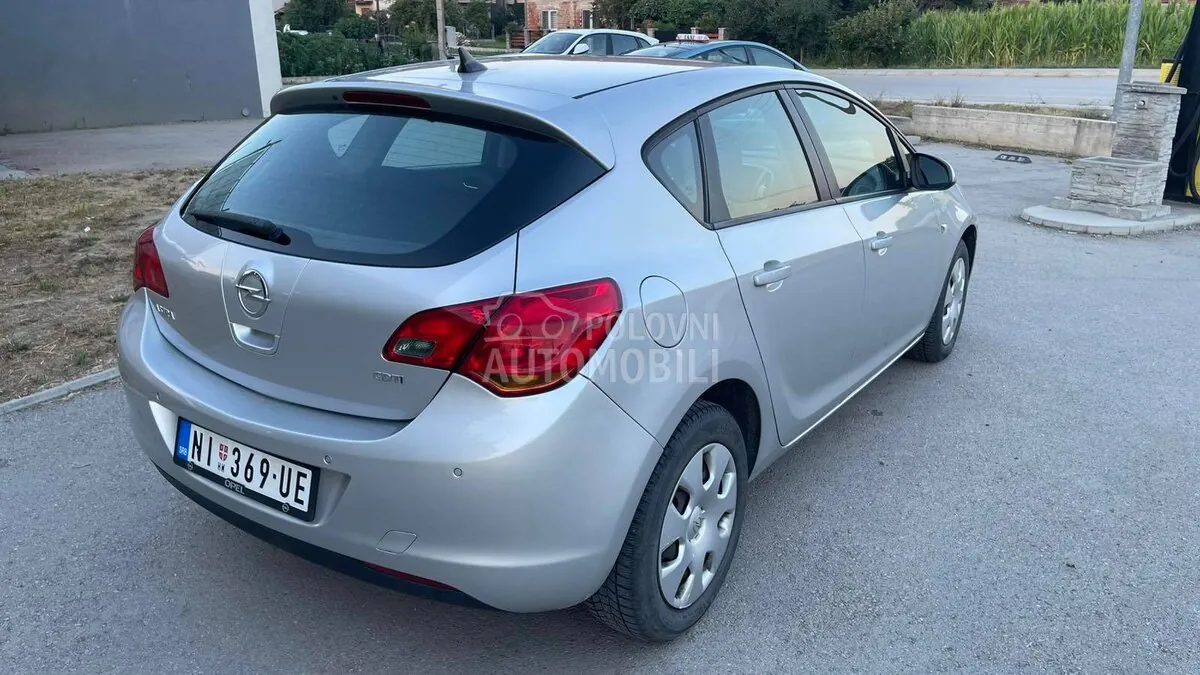 Opel Astra J 2010 photo 5