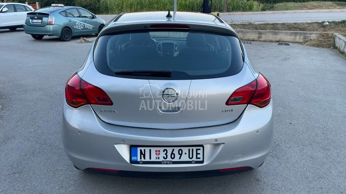 Opel Astra J 2010 photo 4