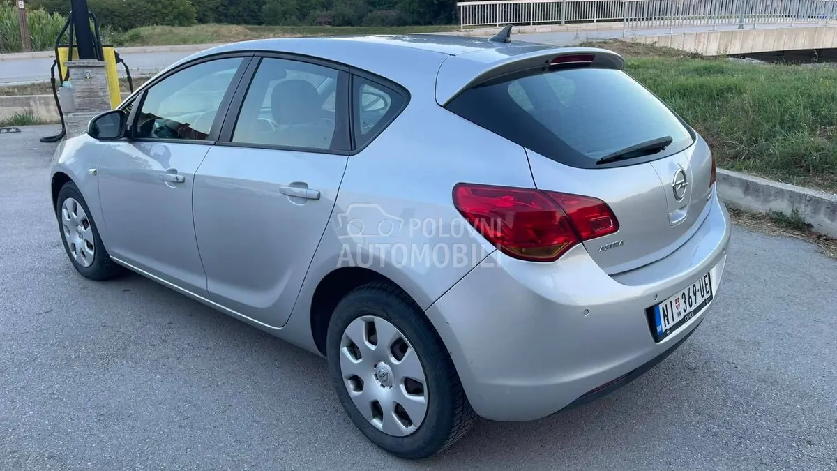 Opel Astra J 2010 photo 3