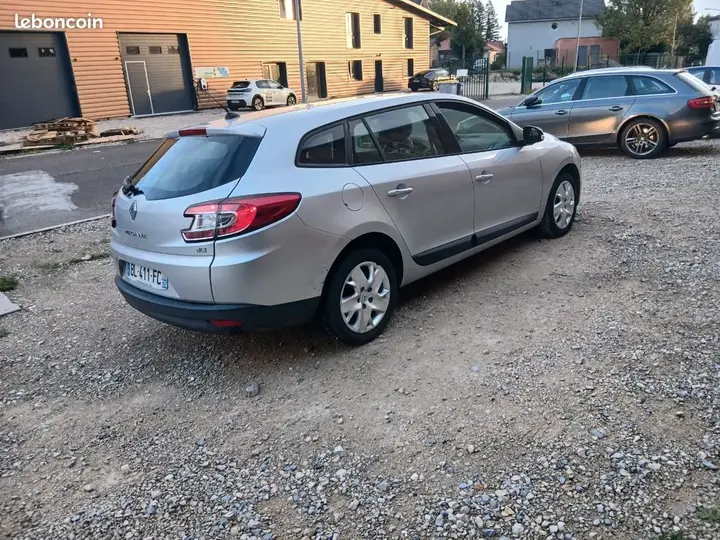 Renault Megane 2011 photo 2