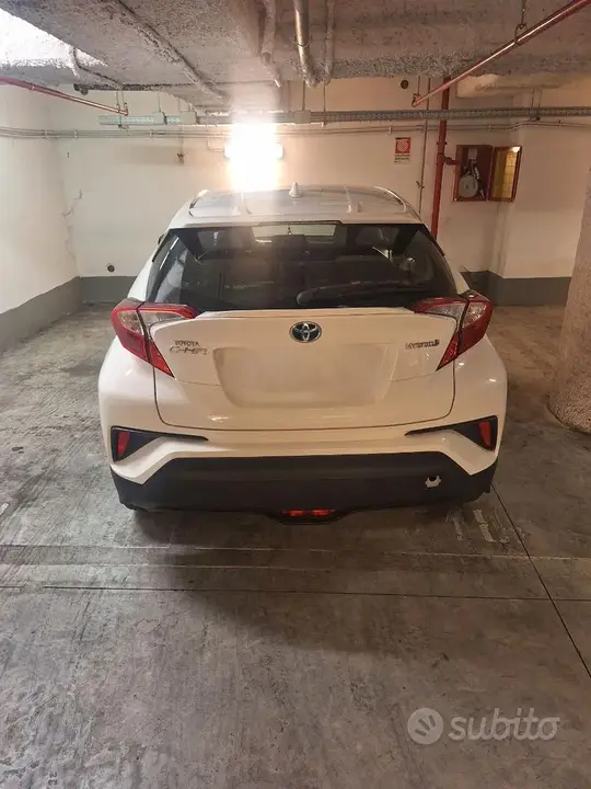 Toyota C-Hr 2017 photo 2