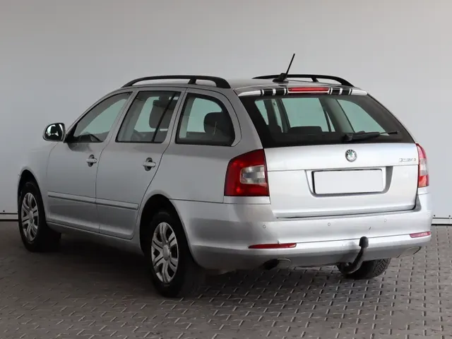 Skoda Octavia Combi 2011 photo 3