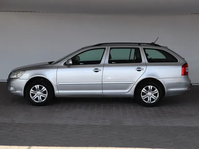 Skoda Octavia Combi 2011 photo 2