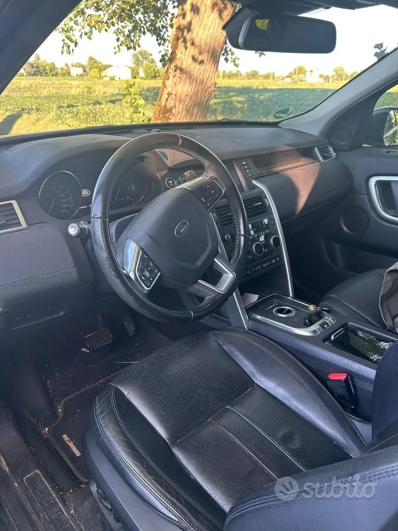 Land Rover Discovery Sport 2024 photo 2