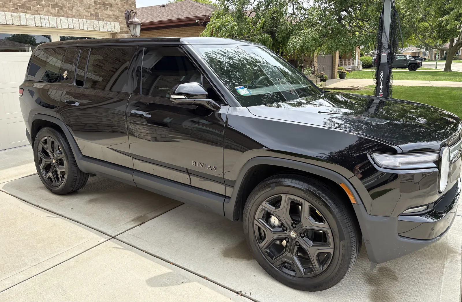 Rivian R1S