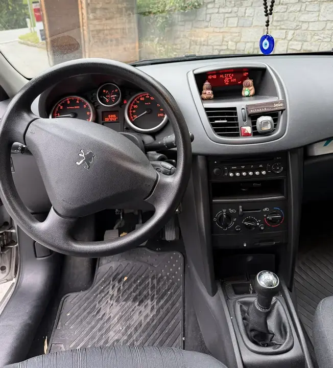Peugeot 207 2008 photo 2