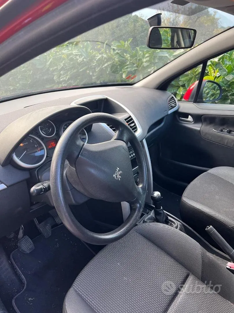 Peugeot 207 2011 photo 3