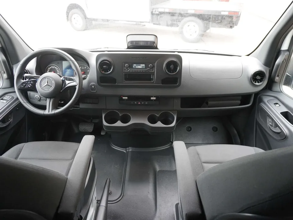 Mercedes-Benz Sprinter 2025 photo 2