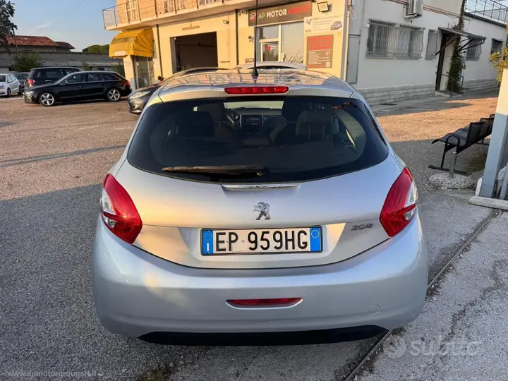 Peugeot 208 2012 photo 4