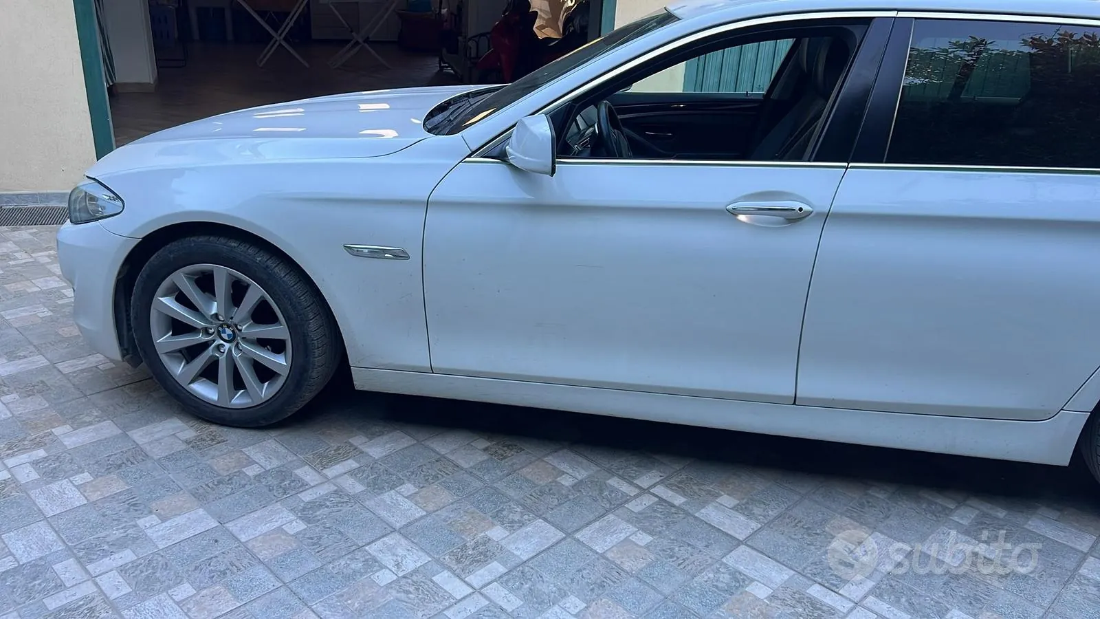 BMW 5 Series 2010 photo 2
