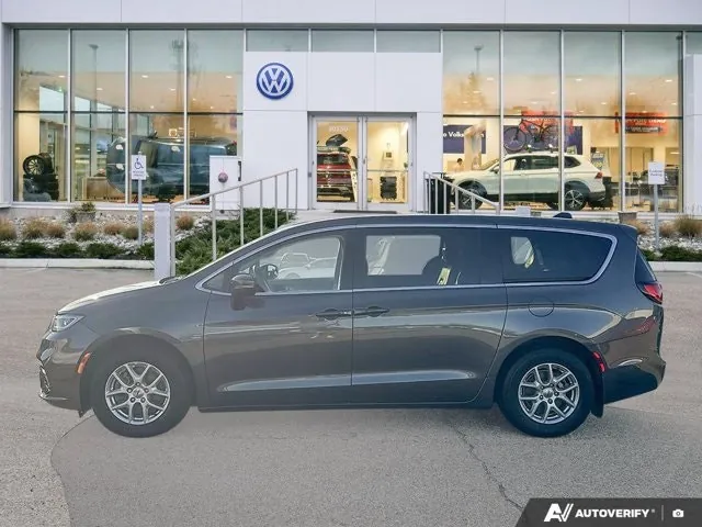 Chrysler Pacifica 2023 photo 2