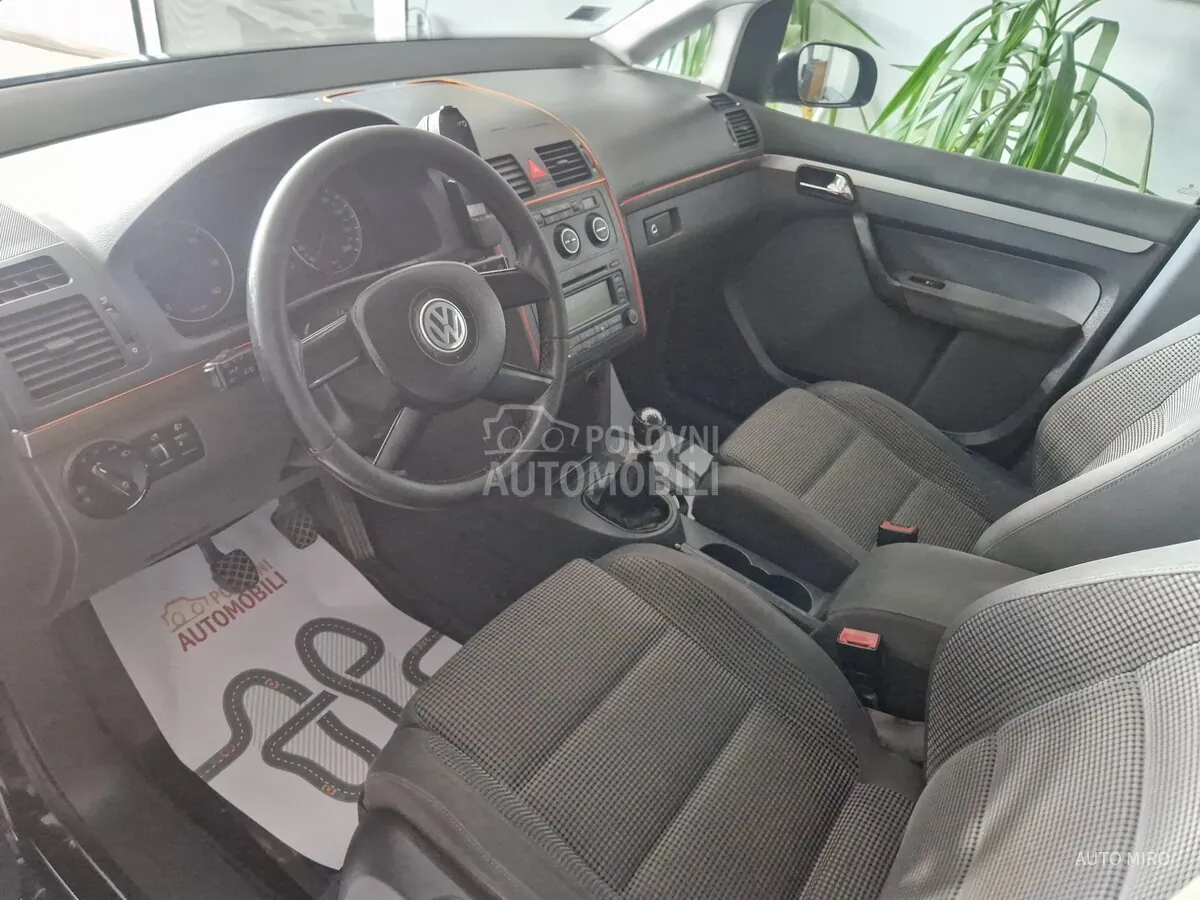 Volkswagen Touran 2004 photo 2