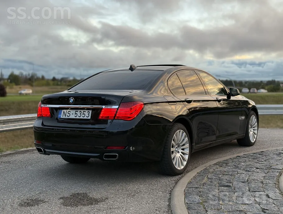 BMW 740D 2011 photo 2