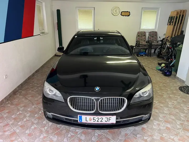BMW 7 Series 2010 photo 2