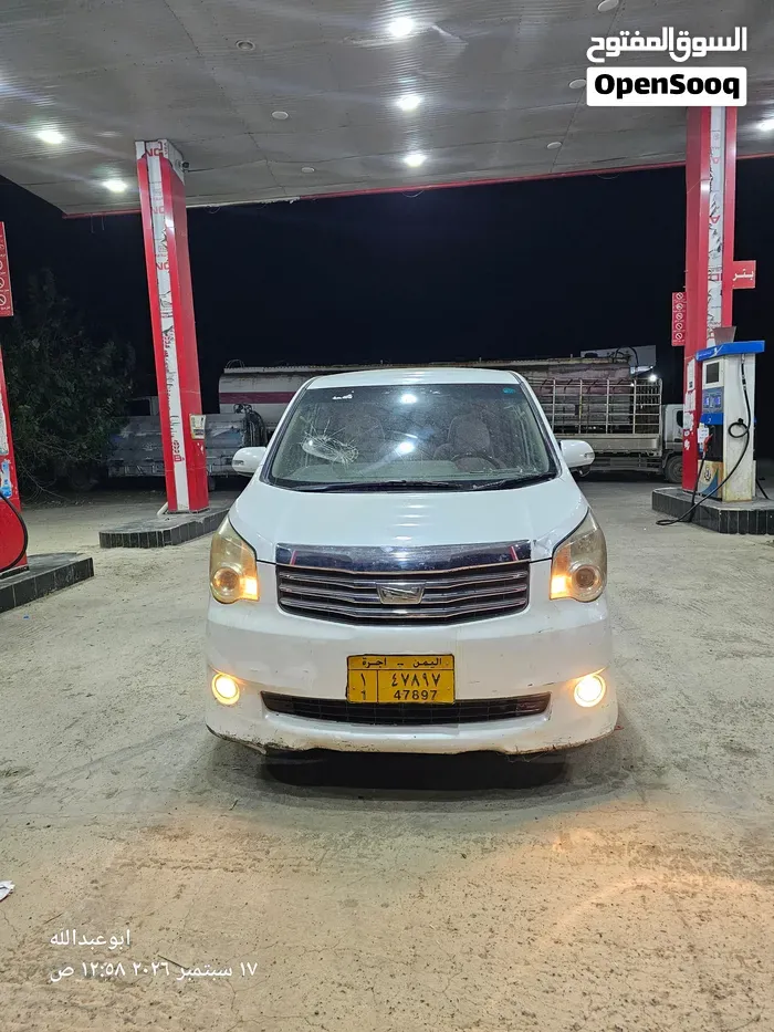 Toyota Voxy 2011 photo 2