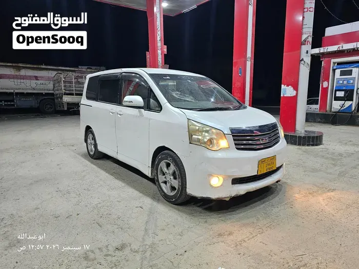 Toyota Voxy 2011 photo 3