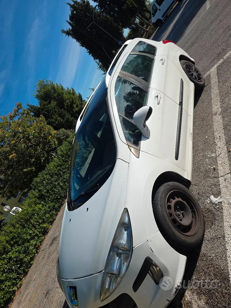 Peugeot 308 2011 photo 2