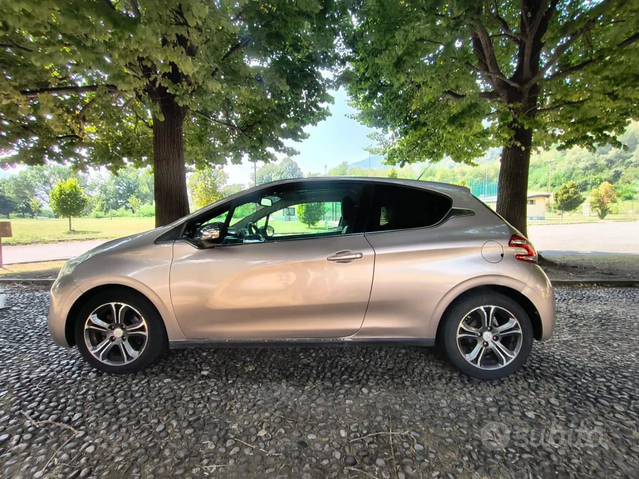 Peugeot 208 2012 photo 4