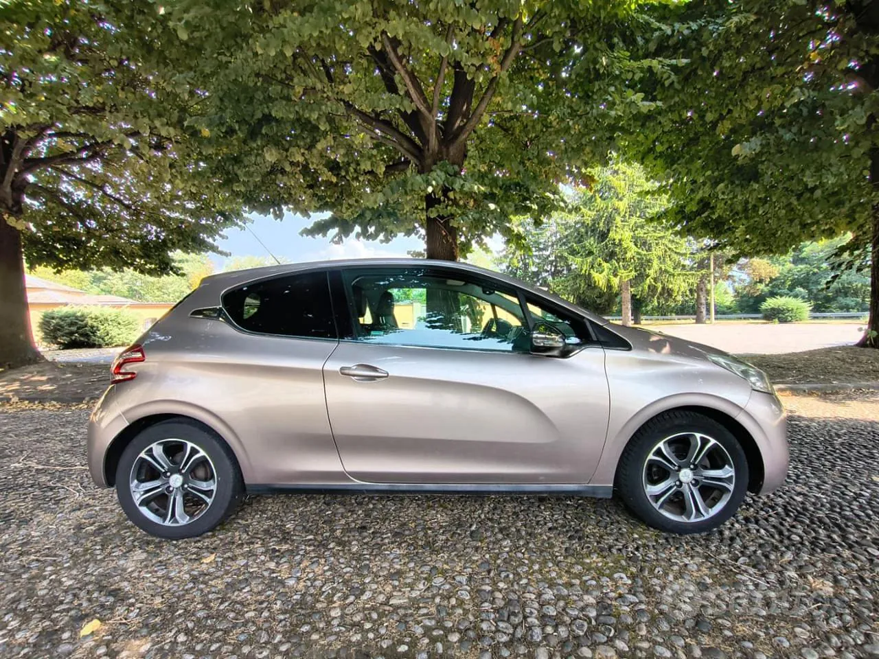 Peugeot 208 2012 photo 3