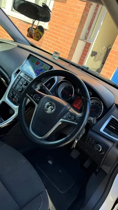 Vauxhall Astra 2014 photo 2
