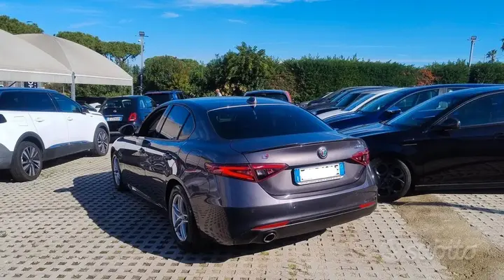 Alfa Romeo Giulia 2017 photo 2